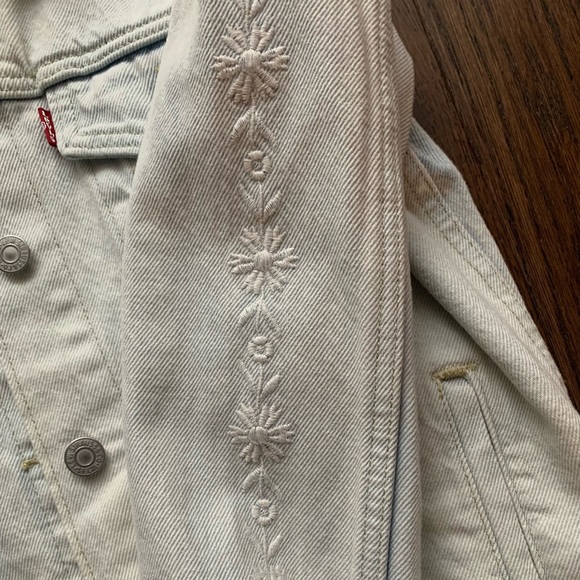 Whitewash embroidered Levi’s jacket - Picture 4 of 5